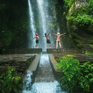 Wooden cottages and riverside views in Jibhi, Tirthan Valley, promoting offbeat Himachal stays and relaxing getaways.